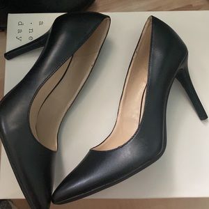New Nine West Black Heels! Slick and very cute. 8.5 in Women 😍, and comfortable